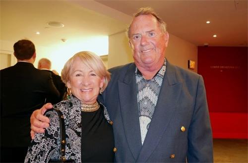 '图10：二零二二年二月二十晚，汽车工业知名企业前高级副总裁和亚洲区总经理约翰·卡德维尔（John Cardwell）先生和太太贝弗利·卡德威尔（Beverly Cardwell）女士观看了神韵新纪元艺术团在圣安东尼奥特宾表演艺术中心（Tobin Center for the Performing Arts）的演出。（大<span