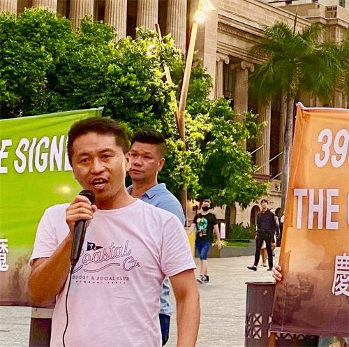 '图3：西藏流亡议会议员、人权活动家丹增·彭措·多林（Tenzin Phuntsok Doring）在集会上发言。'