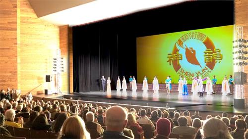 '图2：大年初一和初二，二零二二年二月一日和二日晚，神韵北美艺术团在怀俄明州夏安市上演了二场演出，票房均爆满。图为二月二日晚演出的谢幕照。（新<span