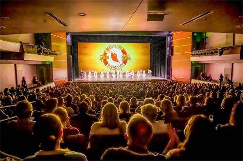 '图3：大年初一，二零二二年二月一日晚上，神韵国际艺术团在田纳西州约翰逊城的马丁艺术中心（ETSU Martin Center for the Arts）举行了首场演出。图为神韵艺术家向观众谢幕。（新<span