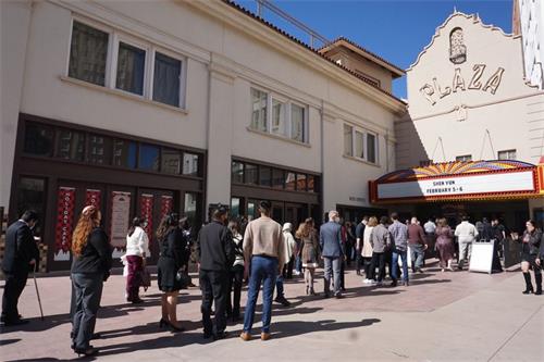 '图5：二零二二年二月五日和六日，神韵北美艺术团在德克萨斯州艾尔帕索广场剧院上演了三场演出；五日的二场演出票售罄，六日的演出是三周前增加的场次，票房已爆满。图为六日演出开演前，观众排队进场。（大<span