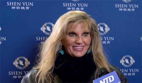 '图6：当地一家电视台节目制作人夏琳·巴克塔马里安（Charlene Baktamarian）表示观看神韵演出后感觉仿佛生命焕然一新。（新<span