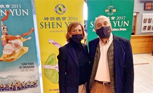 '图7：西班牙加泰罗尼亚大区议会议员玛丽亚・加西亚・福斯特（María García Fuster）（VOX党）与朋友一起在西班牙圣库加特剧院，观看了二零二二年二月二日晚的神韵演出。（新<span