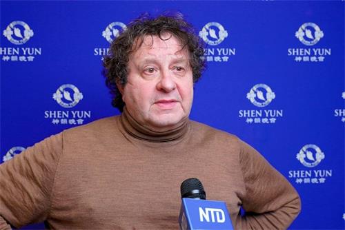 '图8：二零二二年二月二日晚，巴塞罗那大学教授约尔迪・维拉隆加（Jordi Virallonga）在西班牙圣库加特剧院观看了美国神韵环球艺术团的演出。（新<span