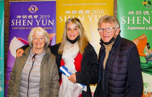 '图9：二零二二年二月五日，滑翔伞运动学校校长卡琳・贝诺尔迪（Karine Benoldi，中）携父母观看神韵在蒙彼利埃的演出。（大<span