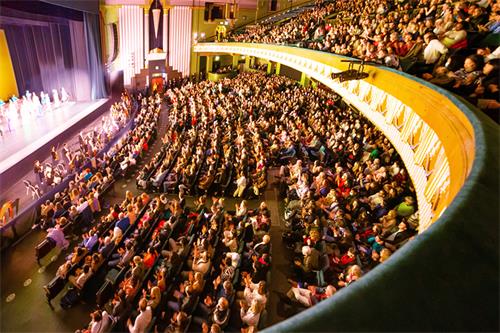 图3：二零二二年三月十三日下午，美国神韵世界艺术团在英国伦敦汉默史密斯阿波罗剧院（London Eventim Apollo）上演了今年在这里共十五场演出的最后一场演出，票房再次爆满。（大<span style='max-width:0px!important;margin-left:-4px;color:#eee!important;'>.</span>纪<span style='max-width:0px!important;margin-left:-4px;color:#eee!important;'>.</span>元<span style='max-width:0px!important;margin-left:-4px;color:#eee!important;'>;</span>）