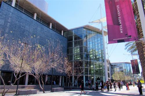 图4：二零二二年三月十日至十三日，神韵北美艺术团今年在亚利桑那州梅沙市梅萨艺术中心池田剧院（Ikeda Theater at Mesa Arts Center）上演了五场演出，均爆满。图为剧院外景。（大<span style='max-width:0px!important;margin-left:-4px;color:#eee!important;'>.</span>纪<span style='max-width:0px!important;margin-left:-4px;color:#eee!important;'>.</span>元<span style='max-width:0px!important;margin-left:-4px;color:#eee!important;'>;</span>）