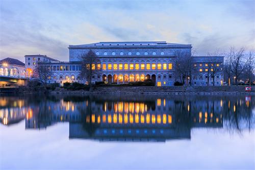 图5：二零二二年三月十一日至十三日，美国神韵环球艺术团在德国米尔海姆城市剧院–戏剧厅（Stadthalle Mülheim an der Ruhr–Theatersaal）上演了四场演出，给当地观众带来纯善、纯美的“世界第一秀”，各界观众赞不绝口。图为剧院外景。（大<span style='max-width:0px!important;margin-left:-4px;color:#eee!important;'>.</span>纪<span style='max-width:0px!important;margin-left:-4px;color:#eee!important;'>.</span>元<span style='max-width:0px!important;margin-left:-4px;color:#eee!important;'>;</span>）