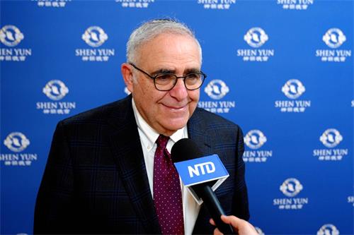 图6：二零二二年三月十日晚，纽约市私立犹太教大学叶史瓦大学的前校长理查德·乔尔（Richard Joel）和妻子观赏了神韵纽约艺术团在林肯中心大卫寇克剧院（The David H. Koch Theater at Lincoln Center）的首场演出，非常肯定神韵正是当今人类在寻找的东西。（新<span style='max-width:0px!important;margin-left:-4px;color:#eee!important;'>!</span>唐<span style='max-width:0px!important;margin-left:-4px;color:#eee!important;'>!</span>人<span style='max-width:0px!important;margin-left:-4px;color:#eee!important;'>:</span>电视台）