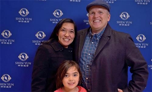 图8：倾慕神韵多年，三月九日晚，罗纳德·舍德尔（Ronald Schoedel）一家终于如愿以偿，观赏了神韵新纪元艺术团在当地的首场演出。感到自己心里的渴望被眷顾，希望更多的人能感受到神的帮助。（新<span style='max-width:0px!important;margin-left:-4px;color:#eee!important;'>!</span>唐<span style='max-width:0px!important;margin-left:-4px;color:#eee!important;'>!</span>人<span style='max-width:0px!important;margin-left:-4px;color:#eee!important;'>:</span>电视截图）