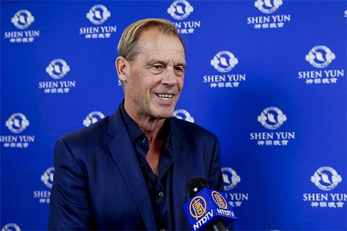 图11：二零二二年三月九日下午，荷兰足球教练扬·弗斯莱恩（Jan Versleijen）观看了美国神韵环球艺术团在比利时奥斯坦德库萨尔剧院的演出。他表示：“（神韵）是一台高水准的演出。”（新<span style='max-width:0px!important;margin-left:-4px;color:#eee!important;'>!</span>唐<span style='max-width:0px!important;margin-left:-4px;color:#eee!important;'>!</span>人<span style='max-width:0px!important;margin-left:-4px;color:#eee!important;'>:</span>电视台）