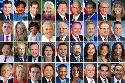 图13：二零二二年三月向神韵艺术团颁发褒奖令、致贺信和欢迎信的十一位纽约州参议员和二十五位州众议员，第一排左起：州参议员尼尔·布雷斯林 （Neil Breslin），斯图尔特-库辛（Andrea Stewart-Cousins），安德鲁·兰扎（Andrew J. Lanza），约瑟夫·阿达博（Joseph P. Addabbo），菲尔•博伊尔（Jr. Phil Boyle），勒罗伊·科姆里（Leroy Comrie），詹姆斯·特迪斯科（James N. Tedisco），·珀索（Roxanne J. Persaud），达芙妮·乔丹（Daphne Jordan）；第二排左起：迈克·马图奇（Mike Martucci），亚历克西斯·维克（Alexis Weik）；州众议员维维安·库克（Vivian E. Cook），史蒂文·恩格布莱特（Steve Englebright），小弗雷德里克·W·锡勒（Fred W. Thiele Jr.），大卫·麦克唐纳（David McDonough），安德鲁·赫韦斯（Andrew D. Hevesi），爱德华·拉（Edward Ra），安吉洛·桑塔芭芭拉（Angelo Santabarbara）；第三排左起：州众议员金兑锡（Ron Kim），约翰·麦克唐纳（John McDonald），麦可‧菲兹派崔克（Michael Fitzpatrick），帕特里夏·菲（Patricia A. Fahy），卡尔·布拉本尼克（Karl Brabenec），菲利普·拉莫斯（Philip Ramos），拉托亚·乔伊纳（Latoya Joyner），帕梅拉·亨特（Pamela J.Hunter），K金伯利·让·皮埃尔（Kimberly Jean-Pierre）；第四排左起：州众议员丽贝卡·海莱特（Rebecca A. Seawright），玛丽·贝丝·沃尔什（Mary Beth Walsh），约翰·米库林（John Mikulin），布赖恩·曼克特洛（Brian Manktelow），查尔斯·法尔（Charles D. Fall），卡塔琳娜·克鲁兹（Catalina Cruz, Esq.），约瑟夫·安杰利诺（Joseph G. Angelino），贾里特·甘多尔佛（Jarett Gandolfo），迈克尔·杜索（Michael Durso）。（纽约州议会官网图片／大<span style='max-width:0px!important;margin-left:-4px;color:#eee!important;'>.</span>纪<span style='max-width:0px!important;margin-left:-4px;color:#eee!important;'>.</span>元<span style='max-width:0px!important;margin-left:-4px;color:#eee!important;'>;</span>合成）