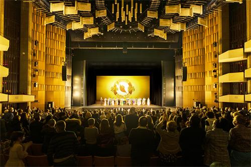 图1：二零二二年三月十八日至二十日，神韵环球艺术团在加拿大首都渥太华国家艺术中心（National Arts Centre – NAC）上演了四场演出，开启了今年在加拿大巡回演出之旅。图为十九日晚，演出结束时，观众起立鼓掌向演员致意。（大<span style='max-width:0px!important;margin-left:-4px;color:#eee!important;'>.</span>纪<span style='max-width:0px!important;margin-left:-4px;color:#eee!important;'>.</span>元<span style='max-width:0px!important;margin-left:-4px;color:#eee!important;'>;</span>）