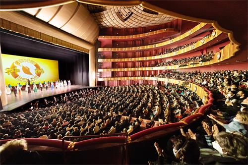 图2：二零二二年三月二十日下午，神韵纽约艺术团在纽约林肯中心大卫寇克剧院上演了第十场演出，现场大爆满，演出在观众的热烈掌声中落下帷幕。（大<span style='max-width:0px!important;margin-left:-4px;color:#eee!important;'>.</span>纪<span style='max-width:0px!important;margin-left:-4px;color:#eee!important;'>.</span>元<span style='max-width:0px!important;margin-left:-4px;color:#eee!important;'>;</span>）