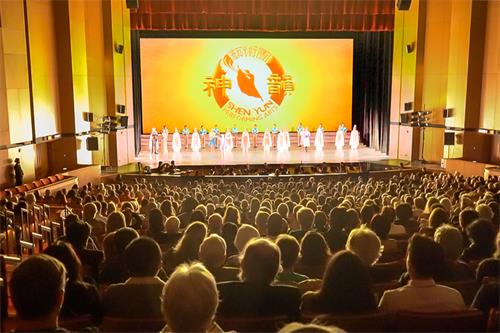 图3：二零二二年三月十五日至十七日，神韵新纪元艺术团在加州沙加缅度安全信用联盟表演艺术中心（SAFE Credit Union Performing Arts Center）演出三场，票房几乎场场爆满。图为十七日下午演出谢幕照。（新<span style='max-width:0px!important;margin-left:-4px;color:#eee!important;'>!</span>唐<span style='max-width:0px!important;margin-left:-4px;color:#eee!important;'>!</span>人<span style='max-width:0px!important;margin-left:-4px;color:#eee!important;'>:</span>电视台）