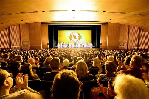 图4：二零二二年三月十八日至二十日，美国神韵新纪元艺术团在内华达州雷诺先锋艺术中心上演了四场演出。图为三月十九日下午演出谢幕照。（大<span style='max-width:0px!important;margin-left:-4px;color:#eee!important;'>.</span>纪<span style='max-width:0px!important;margin-left:-4px;color:#eee!important;'>.</span>元<span style='max-width:0px!important;margin-left:-4px;color:#eee!important;'>;</span>）