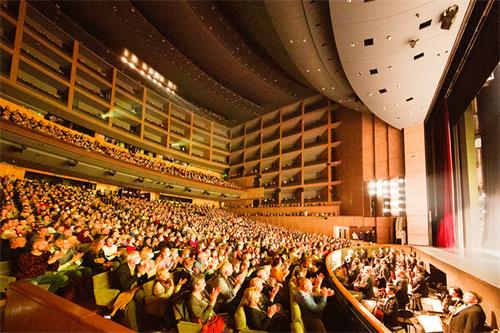 图5：二零二二年三月十九日和二十一日，神韵世界艺术团在法国蒙彼利埃科珲会议中心（LE CORUM）连续上演了四场演出。二十日二场演出大爆满，图为下午场演出谢幕照。（大<span style='max-width:0px!important;margin-left:-4px;color:#eee!important;'>.</span>纪<span style='max-width:0px!important;margin-left:-4px;color:#eee!important;'>.</span>元<span style='max-width:0px!important;margin-left:-4px;color:#eee!important;'>;</span>）