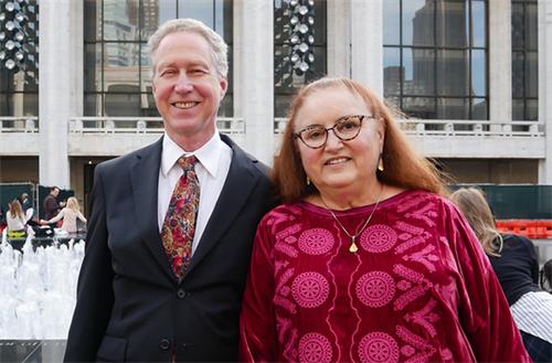 图8：二零二二年三月十九日下午，曾在康州歌剧院担任三十年的首席领唱的女高音朱迪斯⋅米拉多（Judith Milardo）和丈夫、《比较社会学》杂志主编、退休教授大卫·威克利姆（David Weakliem）观看了神韵纽约艺术团在纽约林肯中心的演出。她赞神韵男高音唱得非常漂亮。（大<span style='max-width:0px!important;margin-left:-4px;color:#eee!important;'>.</span>纪<span style='max-width:0px!important;margin-left:-4px;color:#eee!important;'>.</span>元<span style='max-width:0px!important;margin-left:-4px;color:#eee!important;'>;</span>）