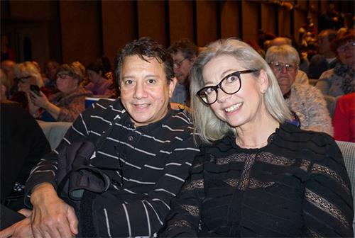 图10：法国一家演出公司老板阿兰⋅阿拉德（Alain Allard）与妻子德尔菲娜·阿拉德（Delphine Allard）于二零二二年三月二十日晚，观看了神韵世界艺术团在法国蒙彼利埃市科珲会议中心（LE CORUM）的第三场演出。（大<span style='max-width:0px!important;margin-left:-4px;color:#eee!important;'>.</span>纪<span style='max-width:0px!important;margin-left:-4px;color:#eee!important;'>.</span>元<span style='max-width:0px!important;margin-left:-4px;color:#eee!important;'>;</span>）