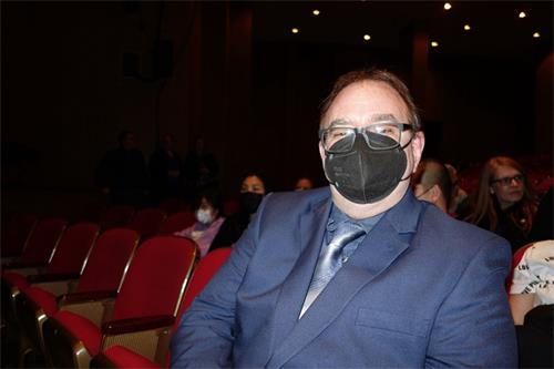 图11：二零二二年三月十六日晚，宝石学家罗伯特·基什内尔（Robert Kirchner）观看了神韵巡回艺术团在波特兰凯勒剧院的首场演出。（大<span style='max-width:0px!important;margin-left:-4px;color:#eee!important;'>.</span>纪<span style='max-width:0px!important;margin-left:-4px;color:#eee!important;'>.</span>元<span style='max-width:0px!important;margin-left:-4px;color:#eee!important;'>;</span>）