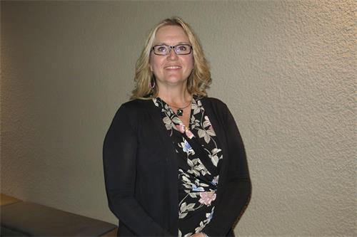 图12：二零二二年三月二十日下午，莱斯利·斯皮尔斯（Lesli Spears）观看了神韵新纪元艺术团在内华达州雷诺先锋艺术中心的最后一场演出。（大<span style='max-width:0px!important;margin-left:-4px;color:#eee!important;'>.</span>纪<span style='max-width:0px!important;margin-left:-4px;color:#eee!important;'>.</span>元<span style='max-width:0px!important;margin-left:-4px;color:#eee!important;'>;</span>）