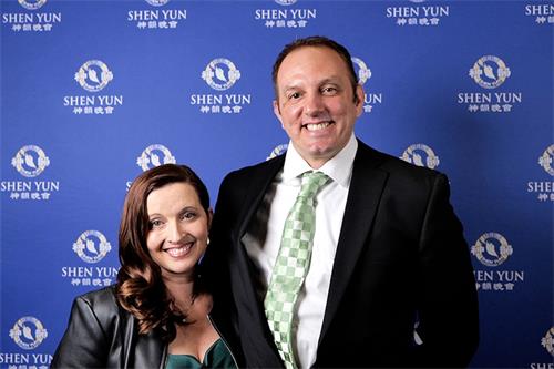 图13：二零二二年三月十六日晚，罗伯特⋅芬恩（Robert Finn）与妻子一起观看了神韵巡回艺术团在波特兰凯勒剧院的演出。（新<span style='max-width:0px!important;margin-left:-4px;color:#eee!important;'>!</span>唐<span style='max-width:0px!important;margin-left:-4px;color:#eee!important;'>!</span>人<span style='max-width:0px!important;margin-left:-4px;color:#eee!important;'>:</span>电视台）