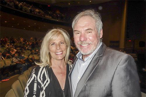 图2：罗杰斯（Rogers）珠宝公司老板巴特·马可斯（Bart Marks）和苏珊·马可斯（Susan Marks）夫妇表示，神韵演出令人震撼。（大<span style='max-width:0px!important;margin-left:-4px;color:#eee!important;'>.</span>纪<span style='max-width:0px!important;margin-left:-4px;color:#eee!important;'>.</span>元<span style='max-width:0px!important;margin-left:-4px;color:#eee!important;'>;</span>）