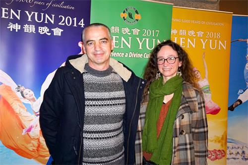 图4：自由撰稿人弗兰克·贝尼托（Franck Bernico，左）和朋友卡琳·安纳海姆（Karine Anneheim）一起观看了神韵环球艺术团，于二零二二年二月十七日晚，在法国南特市议厅（Citédes Congrès de Nantes）的第四场演出。（大<span style='max-width:0px!important;margin-left:-4px;color:#eee!important;'>.</span>纪<span style='max-width:0px!important;margin-left:-4px;color:#eee!important;'>.</span>元<span style='max-width:0px!important;margin-left:-4px;color:#eee!important;'>;</span>）