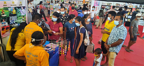 Galle1~2:法轮功学员参加了在加勒(Galle)市中心的萨马纳拉(Samanala)广场举办的为期六天的图书展。图为法轮功学员的展位。