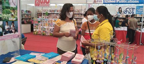 图4~9:六天的书展上,法轮功学员和驻足的民众交谈,介绍法轮功,并传递大法的真相