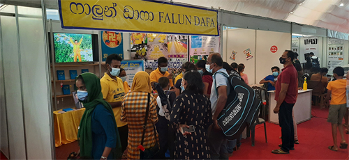 图10~12:很多民众对法轮功的展位非常感兴趣,围着法轮功学员了解真相