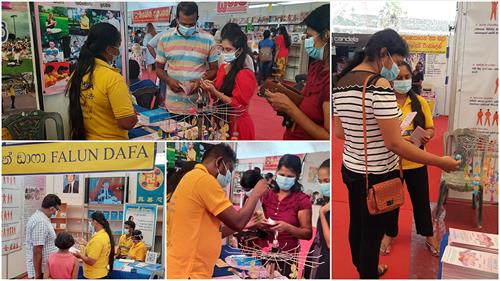 图13: 人们对印有着“法轮大法好,真善忍好”标签的小莲花很感兴趣