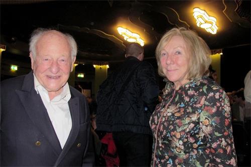 '图6：罗宾·布里奇曼（Robin Bridgeman）子爵和夫人哈丽特·布里奇曼（Harriet Bridgeman）赞叹神韵演出绝妙超凡，不可思议的出色。（大<span