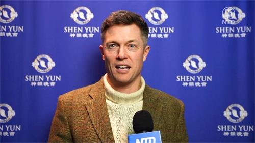 '图9：律师事务所合伙人詹姆斯·皮卡文斯（James Pickavance）在二零二二年三月五日下午观看神韵演出后，认为神韵传递希望，并已期待观看明年的神韵演出。（新<span
