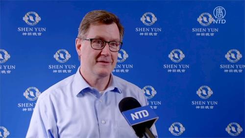 '图13：北达科他大学的校长安德鲁·阿玛科斯特（Andrew Armacost）说：“演出绝对惊艳！神韵演员和音乐家技艺超群！演出组合得相当精美。天幕和舞台非常华丽。演出好得不能再好了，卓越非凡！”。（新<span