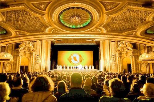 图3:二零二二年四月八日晚,神韵北美艺术团在波士顿博赫王安剧院进行第五场演出。图为当晚演出谢幕照。(新<span style='max-width:0px!important;margin-left:-4px;color:#eee!important;'>!</span>唐<span style='max-width:0px!important;margin-left:-4px;color:#eee!important;'>!</span>人<span style='max-width:0px!important;margin-left:-4px;color:#eee!important;'>:</span>电视台)