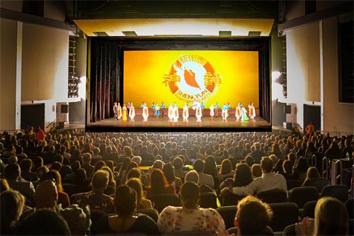 图4:二零二二年四月九日和十日,在路易斯安那州首府巴图鲁日(Baton Rouge)水上中心表演艺术剧院(River Center Theater for Performing Arts)的三场演出全爆满。图为4月9日晚演出谢幕照。(新<span style='max-width:0px!important;margin-left:-4px;color:#eee!important;'>!</span>唐<span style='max-width:0px!important;margin-left:-4px;color:#eee!important;'>!</span>人<span style='max-width:0px!important;margin-left:-4px;color:#eee!important;'>:</span>电视台)