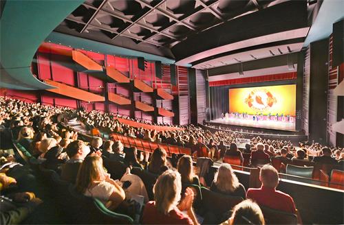 图5:二零二二年四月九日下午,神韵巡回艺术团在西雅图马里恩奥利弗麦考剧院的第五场演出大爆满。(大<span style='max-width:0px!important;margin-left:-4px;color:#eee!important;'>.</span>纪<span style='max-width:0px!important;margin-left:-4px;color:#eee!important;'>.</span>元<span style='max-width:0px!important;margin-left:-4px;color:#eee!important;'>;</span>)