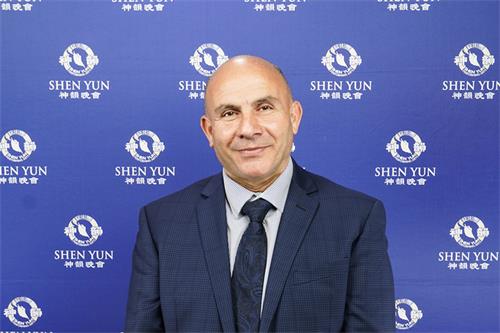 图6:沃利·马汉纳(Wally Mehanna)先生观看演出后表示:“太震撼了!”(新<span style='max-width:0px!important;margin-left:-4px;color:#eee!important;'>!</span>唐<span style='max-width:0px!important;margin-left:-4px;color:#eee!important;'>!</span>人<span style='max-width:0px!important;margin-left:-4px;color:#eee!important;'>:</span>电视台)