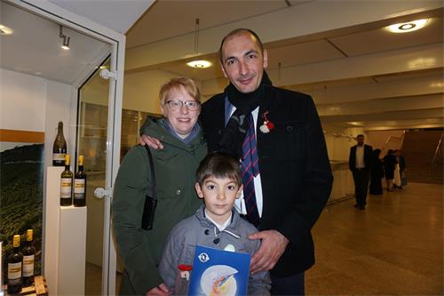 图9:二零二二年四月九日晚,瑞士龙沙集团(Lonza)质量保证技术团队负责人斯捷利扬⋅廷科夫(Steliyan Tinkov)博士和妻子寇斯汀(Kerstin)带儿子专程从瑞士巴塞尔附近驱车三个多小时赶赴德国路德维希堡看神韵。(大<span style='max-width:0px!important;margin-left:-4px;color:#eee!important;'>.</span>纪<span style='max-width:0px!important;margin-left:-4px;color:#eee!important;'>.</span>元<span style='max-width:0px!important;margin-left:-4px;color:#eee!important;'>;</span>)