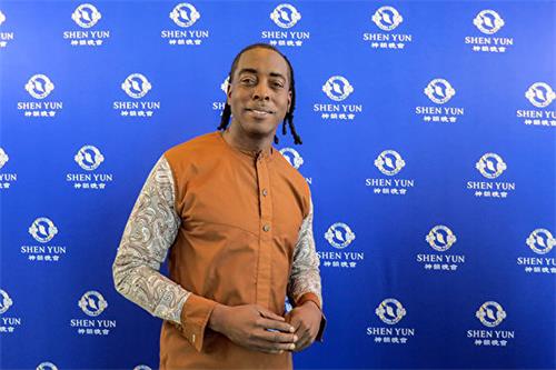 图10:二零二二年四月九日下午,曾获“总统终身成就奖”的基督教会领袖安托万⋅贾斯敏(Antoine Jasmine)观赏了路易斯安那州巴图鲁日的水上中心表演艺术剧院(River Center Theater for Performing Arts)的首场神韵演出。(大<span style='max-width:0px!important;margin-left:-4px;color:#eee!important;'>.</span>纪<span style='max-width:0px!important;margin-left:-4px;color:#eee!important;'>.</span>元<span style='max-width:0px!important;margin-left:-4px;color:#eee!important;'>;</span>)