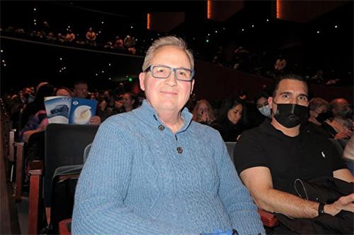 图11:二零二二年四月八日晚,美国新约基督教会公司(NTCC)的总裁兼首席执行官迈克尔⋅科克尔(Michael Kekel)观看了神韵艺术团在西雅图的演出后表示,神韵再一次告诉人们无神论的邪恶。(大<span style='max-width:0px!important;margin-left:-4px;color:#eee!important;'>.</span>纪<span style='max-width:0px!important;margin-left:-4px;color:#eee!important;'>.</span>元<span style='max-width:0px!important;margin-left:-4px;color:#eee!important;'>;</span>)