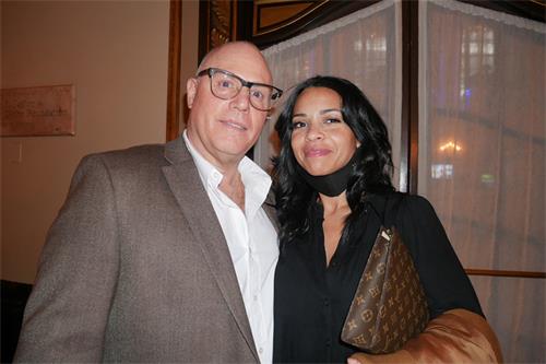 图12:二零二二年四月九日下午,罗德岛大型建筑公司Complete Site Solutions的首席运营官德里克⋅班尼特(Derek Bennett)与太太(Firleyi Bennett)观看了神韵北美艺术团在波士顿博赫王安剧院的演出。(大<span style='max-width:0px!important;margin-left:-4px;color:#eee!important;'>.</span>纪<span style='max-width:0px!important;margin-left:-4px;color:#eee!important;'>.</span>元<span style='max-width:0px!important;margin-left:-4px;color:#eee!important;'>;</span>)