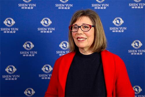 图13:二零二二年四月九日晚,玻璃艺术家苏珊娜⋅费克斯在德国路德维希堡王宫花园剧院(Forum am Schlosspark)第一次观赏到神韵演出,感受到巨大的慈悲的能量。(新<span style='max-width:0px!important;margin-left:-4px;color:#eee!important;'>!</span>唐<span style='max-width:0px!important;margin-left:-4px;color:#eee!important;'>!</span>人<span style='max-width:0px!important;margin-left:-4px;color:#eee!important;'>:</span>电视台)