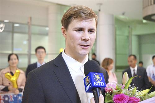 图5：神韵国际艺术团节目主持人唐韵在澳洲悉尼国际机场接受采访。（大<span style='max-width:0px!important;margin-left:-4px;color:#eee!important;'>.</span>纪<span style='max-width:0px!important;margin-left:-4px;color:#eee!important;'>.</span>元<span style='max-width:0px!important;margin-left:-4px;color:#eee!important;'>;</span>）