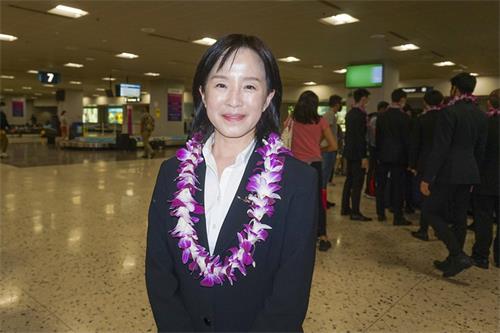 图6：神韵国际艺术团指挥陈缨 在夏威夷接受采访。（大<span style='max-width:0px!important;margin-left:-4px;color:#eee!important;'>.</span>纪<span style='max-width:0px!important;margin-left:-4px;color:#eee!important;'>.</span>元<span style='max-width:0px!important;margin-left:-4px;color:#eee!important;'>;</span>）