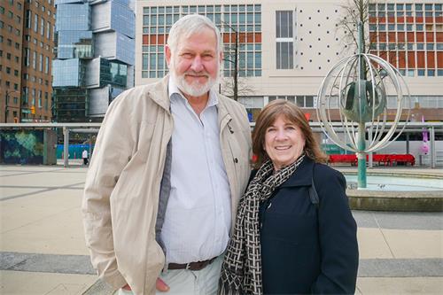 图11：二零二二年三月二十四日下午，特里萨·麦凯瑞思（Teresa Mackereth）女士和丈夫道格·麦凯瑞思（Doug Mackereth）专程从一千五百公里外的Prince Rupert（鲁博王子市）来温哥华观看神韵演出，并认为这路上的十七个小时是值得的。（大<span style='max-width:0px!important;margin-left:-4px;color:#eee!important;'>.</span>纪<span style='max-width:0px!important;margin-left:-4px;color:#eee!important;'>.</span>元<span style='max-width:0px!important;margin-left:-4px;color:#eee!important;'>;</span>）