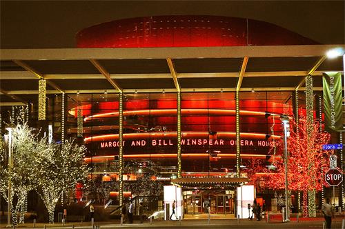 图6：二零二二年四月十五日至十七日，神韵新纪元艺术团在达拉斯的AT&T演艺中心——温斯皮尔歌剧院（AT&T Performing Arts Center–Winspear Opera House）连续演出四场，场场爆满。图为剧院外景。（大<span style='max-width:0px!important;margin-left:-4px;color:#eee!important;'>.</span>纪<span style='max-width:0px!important;margin-left:-4px;color:#eee!important;'>.</span>元<span style='max-width:0px!important;margin-left:-4px;color:#eee!important;'>;</span>）