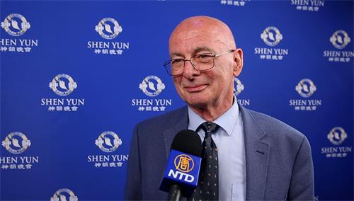 图9：二零二二年四月十七日，法国交响乐团小号独奏家德萨赫（René Dessart）先生观看了神韵纽约艺术团在法国鲁贝市的演出后赞叹，自己从未见过如此的美好，被神韵艺术家们征服了。（新<span style='max-width:0px!important;margin-left:-4px;color:#eee!important;'>!</span>唐<span style='max-width:0px!important;margin-left:-4px;color:#eee!important;'>!</span>人<span style='max-width:0px!important;margin-left:-4px;color:#eee!important;'>:</span>电视台）