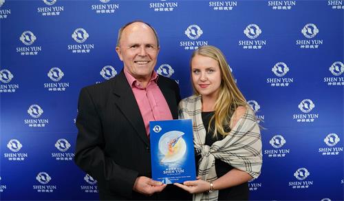 图8：二零二二年四月十五日晚，舞蹈学校校长爱德华·利普斯基（Edward Lipski，左）与舞蹈教师帕特里嘉·彼得拉西克（Patrycja Pietrasik）一同观看了神韵国际艺术团在澳大利亚悉尼Lyric剧院的第九场演出。（新<span style='max-width:0px!important;margin-left:-4px;color:#eee!important;'>!</span>唐<span style='max-width:0px!important;margin-left:-4px;color:#eee!important;'>!</span>人<span style='max-width:0px!important;margin-left:-4px;color:#eee!important;'>:</span>电视台）